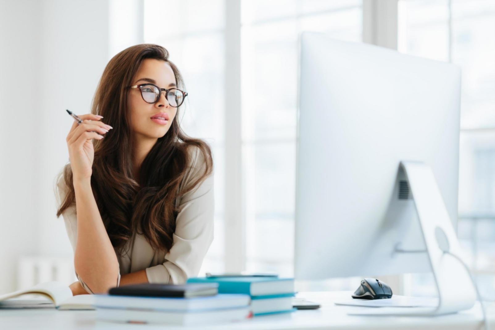 Moderne Schmiedewerkstatt mit traditionellen und digitalen Arbeitsplätzen